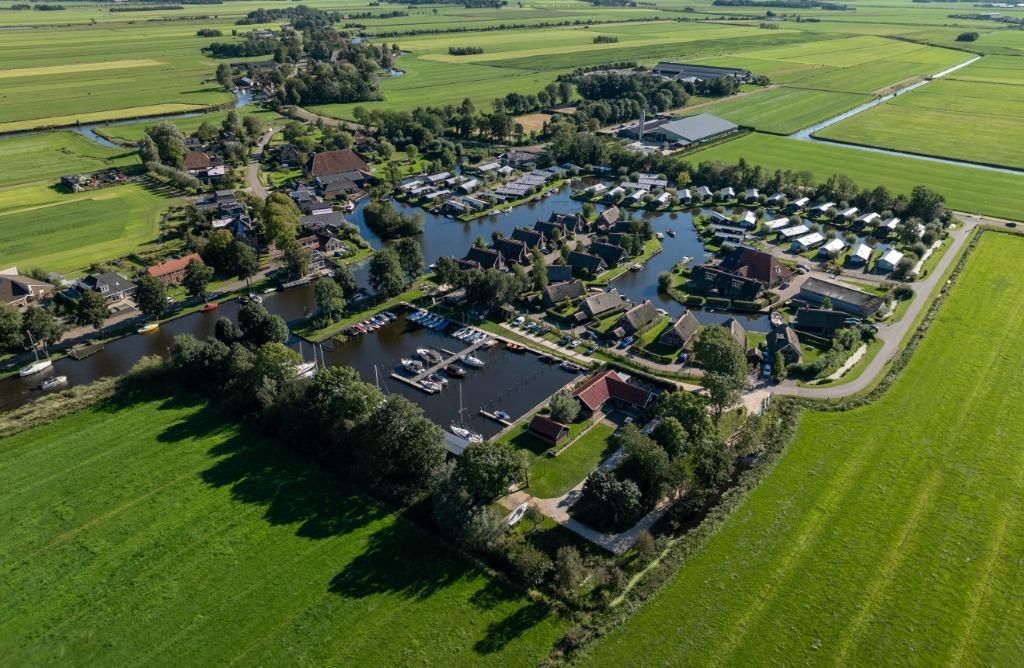Ligplaats voor sloep nabij Terherne – vanaf €795,- p/j, Watersport en Boten, Ligplaatsen, Winter, Lente, Zomer, Herfst, Buiten