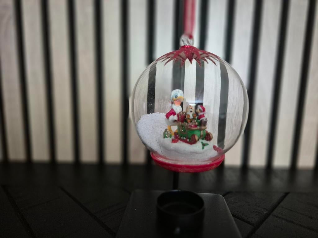 Disney kerstornament bal donald duck met knabbel en babbel, Verzamelen, Ophalen of Verzenden, Donald Duck, Beeldje of Figuurtje