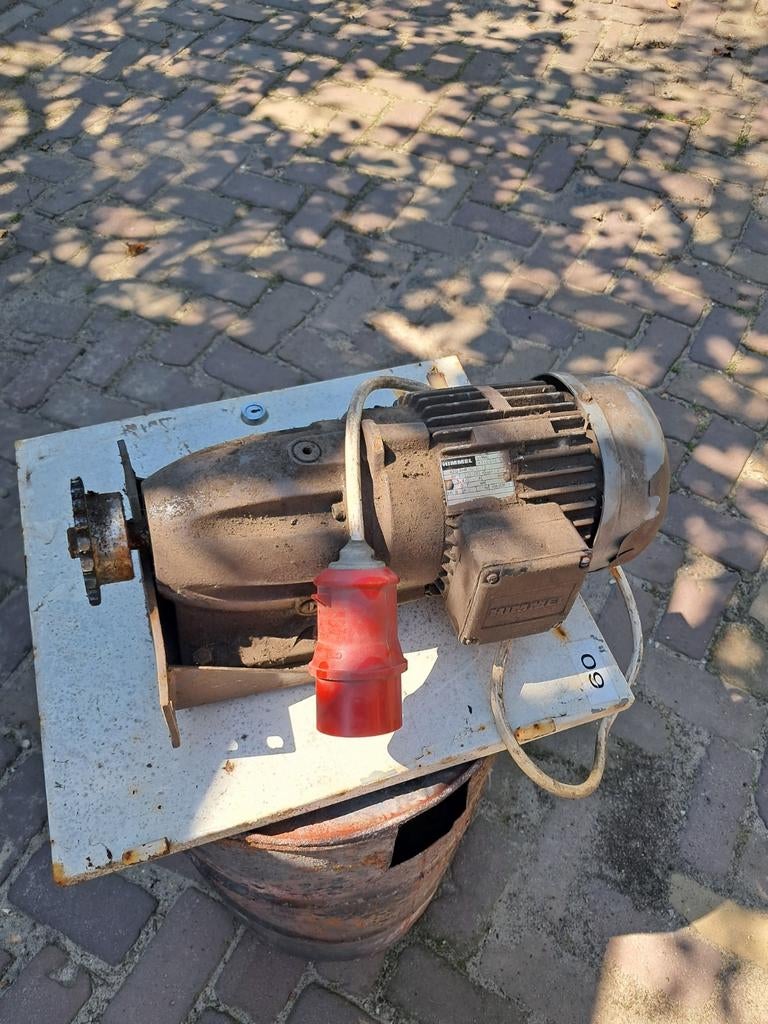 Electromotor 380 volt, tandwiel aangedreven, Doe-het-zelf en Verbouw, Ophalen, Gebruikt, Elektromotor, Minder dan 1400 rpm