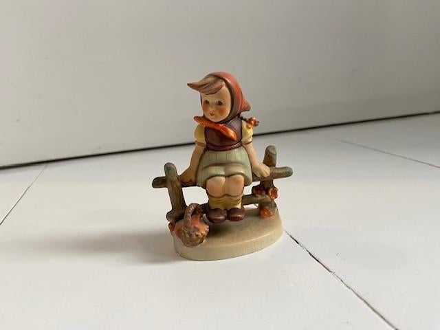 Goebel Hummel beeldje meisje op hek, Verzamelen, Beelden en Beeldjes, Ophalen of Verzenden, Zo goed als nieuw, Mens