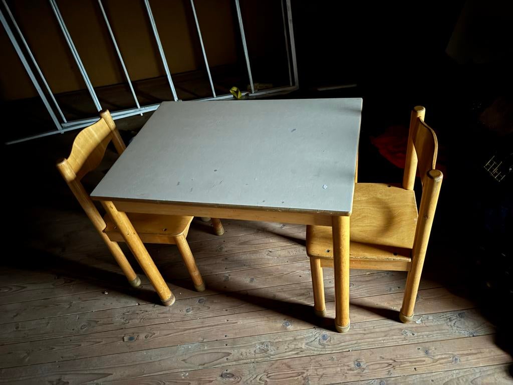 Kindertafel met 2 stoeltjes - Hout, Ophalen, Gebruikt, Tafel(s) en Stoel(en)
