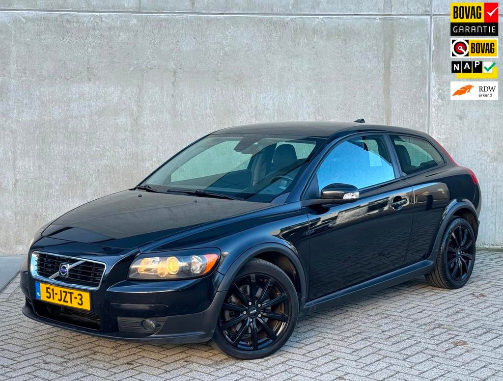 Volvo C30 2.4 170pk AUT 2009 Zwart CRUISE|NAP|APK 2027, Auto's, 1325 kg, Gebruikt, Zwart, 700 kg