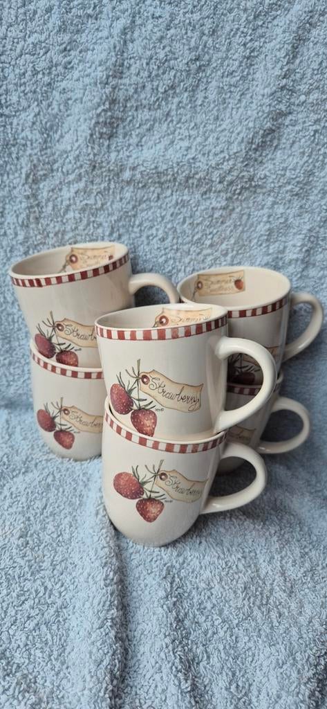 Set van 6 aardbeien mokken - jet ter Steege, Gebruikt, Keramiek, Ophalen of Verzenden, Overige stijlen
