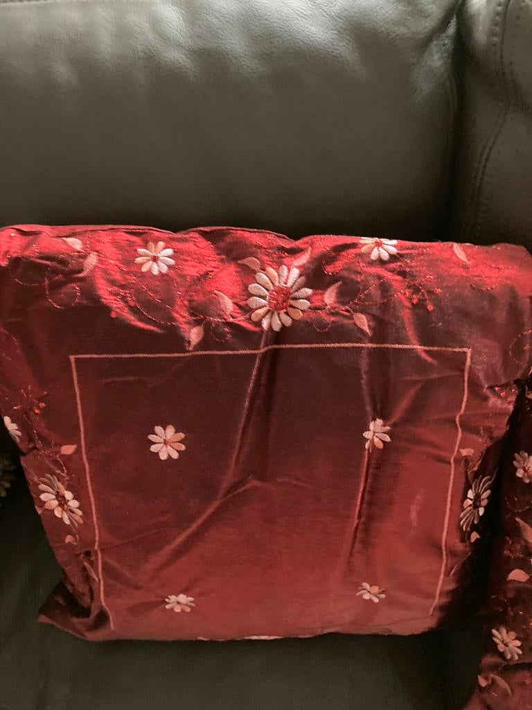 2 gloednieuwe geborduurde kussens., Ophalen of Verzenden, Nieuw, Vierkant