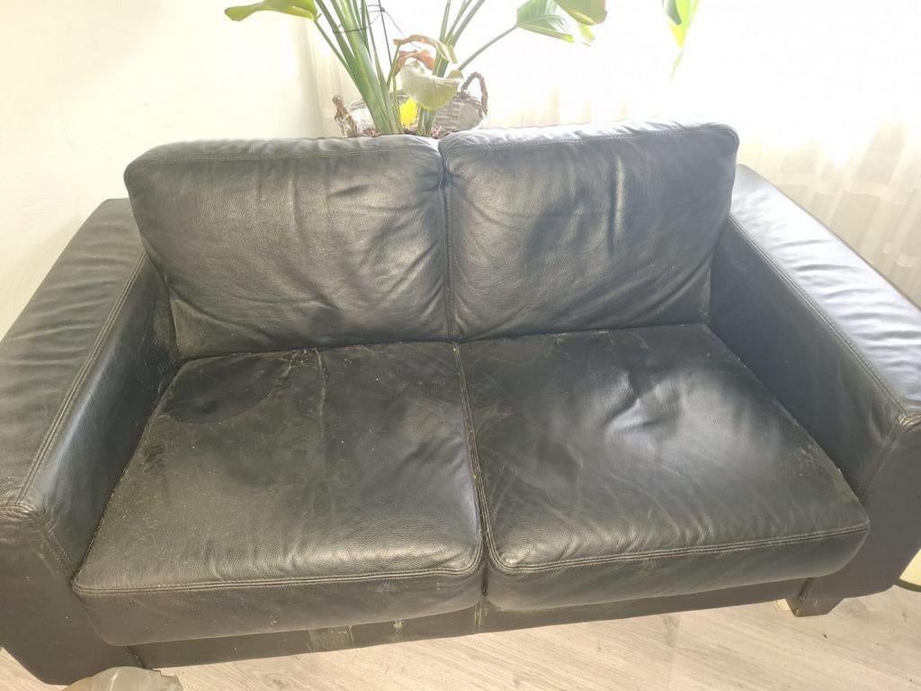 2 zwarte leren banken en salontafel, Ophalen, Gebruikt, 75 tot 100 cm