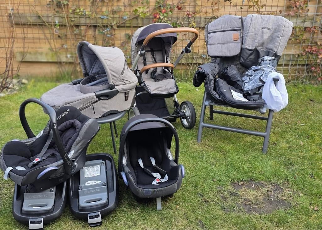 Grijze Mutsy Evo kinderwagen met 2x autostoel + autobase, Fietsen en Brommers, Scooters | Overige merken, Ophalen, Zo goed als nieuw