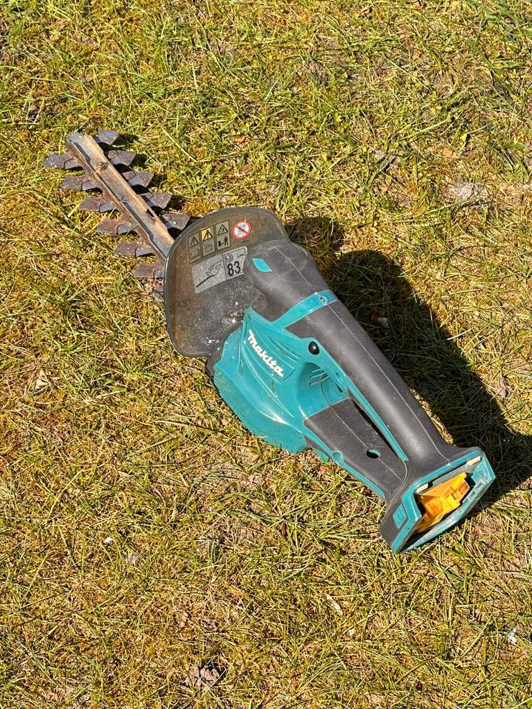 Makita accu heggenschaar en grasstimmer in een, Ophalen of Verzenden, Zo goed als nieuw, Accu
