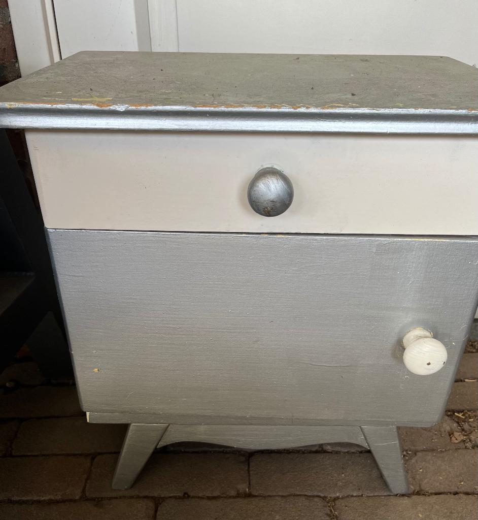 Nostalgisch nachtkastje, Huis en Inrichting, Slaapkamer | Nachtkastjes, Ophalen, Gebruikt, Minder dan 45 cm, 55 tot 70 cm