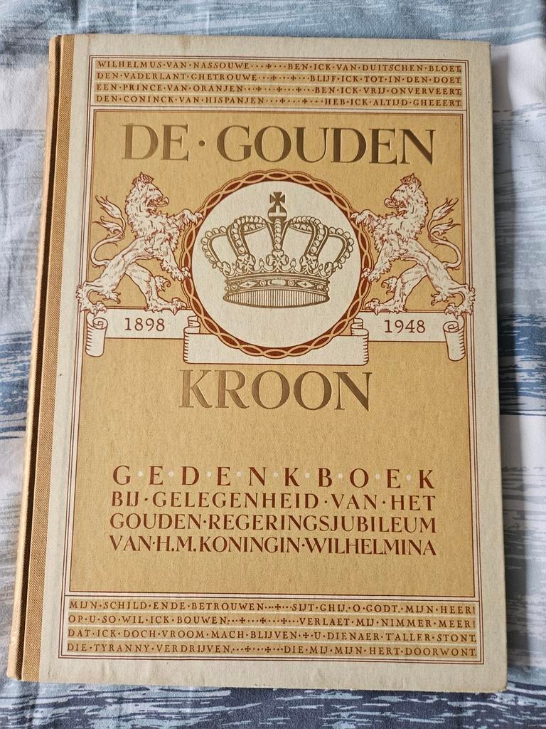 De Gouden Kroon - Gedenkboek Koningin Wilhelmina, Boeken, Ophalen of Verzenden, 20e eeuw of later, Gelezen, Onbekend