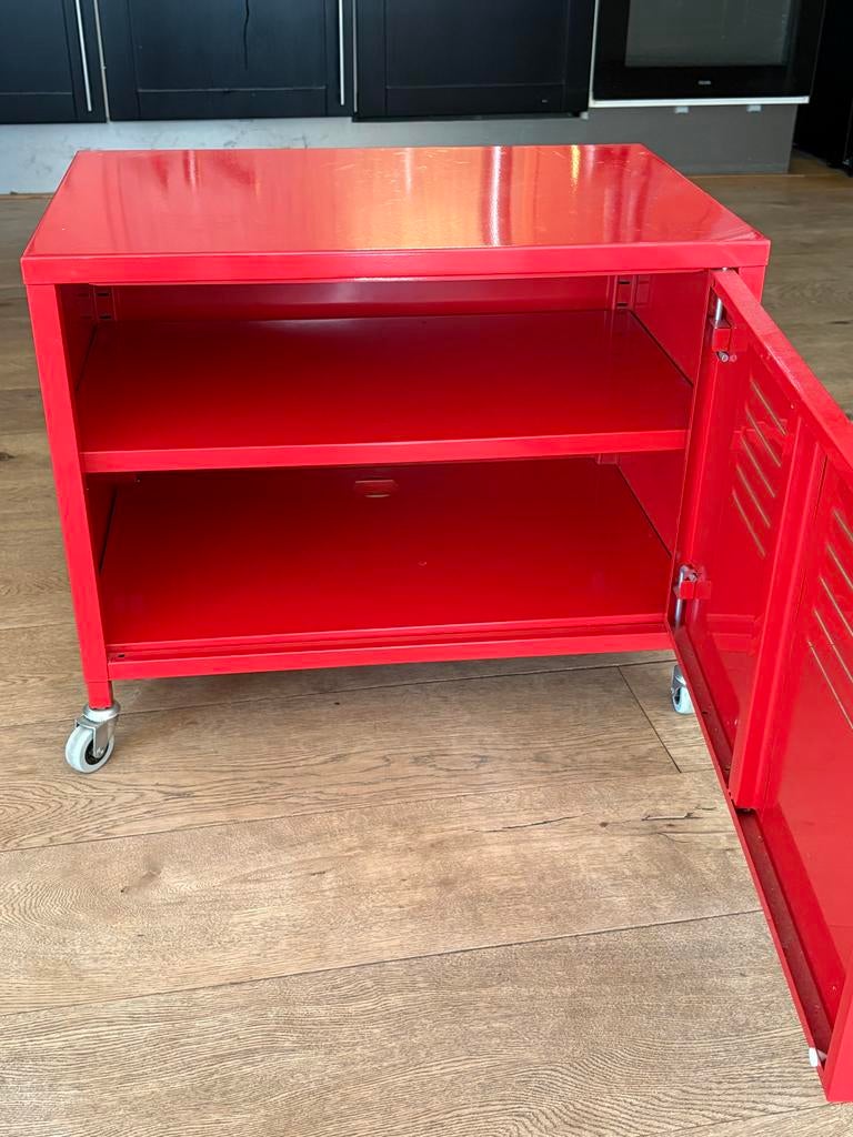 Rood metalen kastje op wielen, Ophalen, Gebruikt