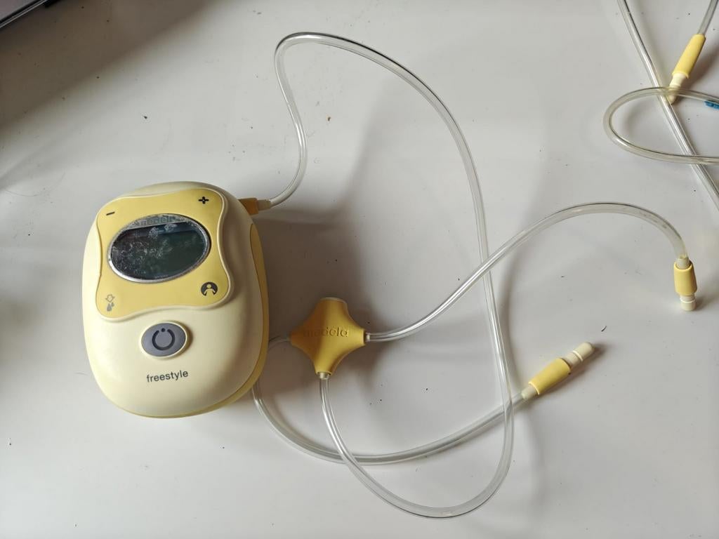 Medela freestyle kolf twee slangen, adapter  zonder kolfset, Ophalen of Verzenden, Zo goed als nieuw, Borstkolf