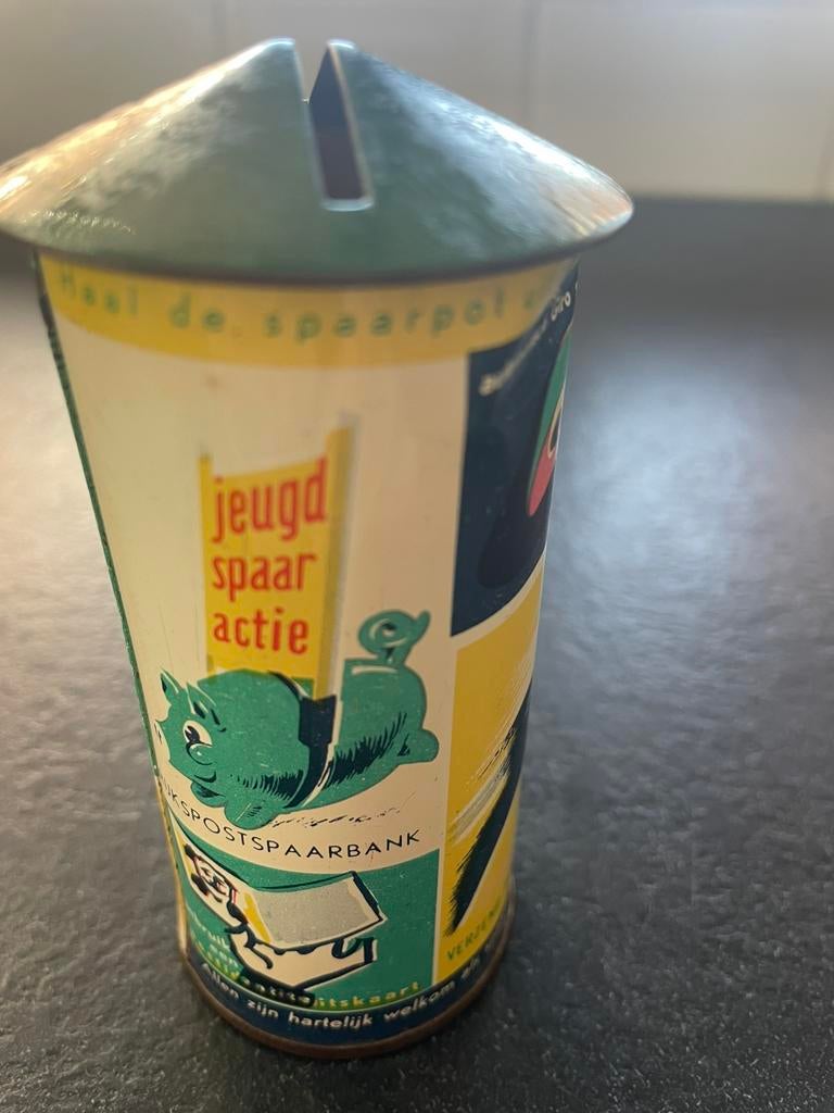 Spaarpotje rond 60 jaar oud. Blik. Vintage. Afhalen, Verzamelen, Spaarpotten, Ophalen, Zo goed als nieuw, Metaal of Blik, Overige thema's