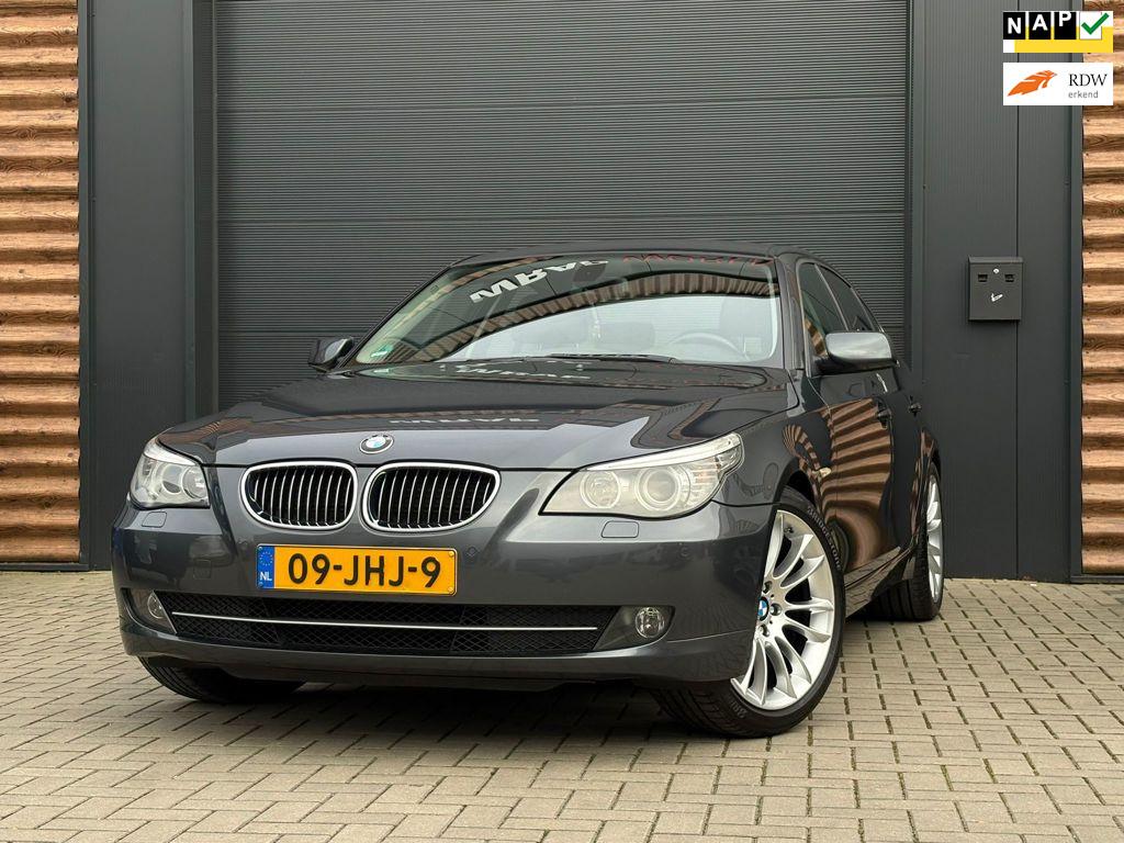 BMW 5-serie 520i Corporate Business Line Edition I YOUNGTIME, Gebruikt, Bedrijf, Sedan, Zilver of Grijs