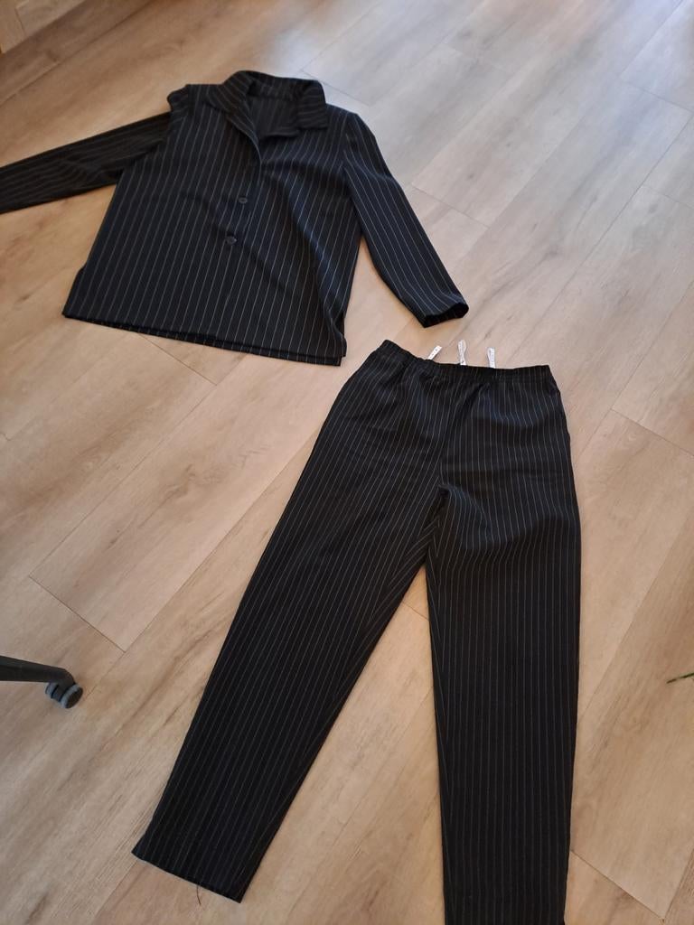 Dames krijtstreep jasje met broek maat 44, Kleding | Dames, Jasjes, Kostuums en Pakken, Ophalen of Verzenden, Zo goed als nieuw