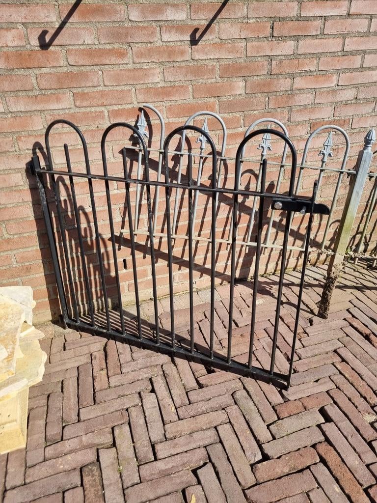 Smeedijzeren sierhekwerk met loop poort en vast deel, Tuin en Terras, Tuinhekken en Hekwerk, Ophalen, Gebruikt, IJzer, Sierhekwerk