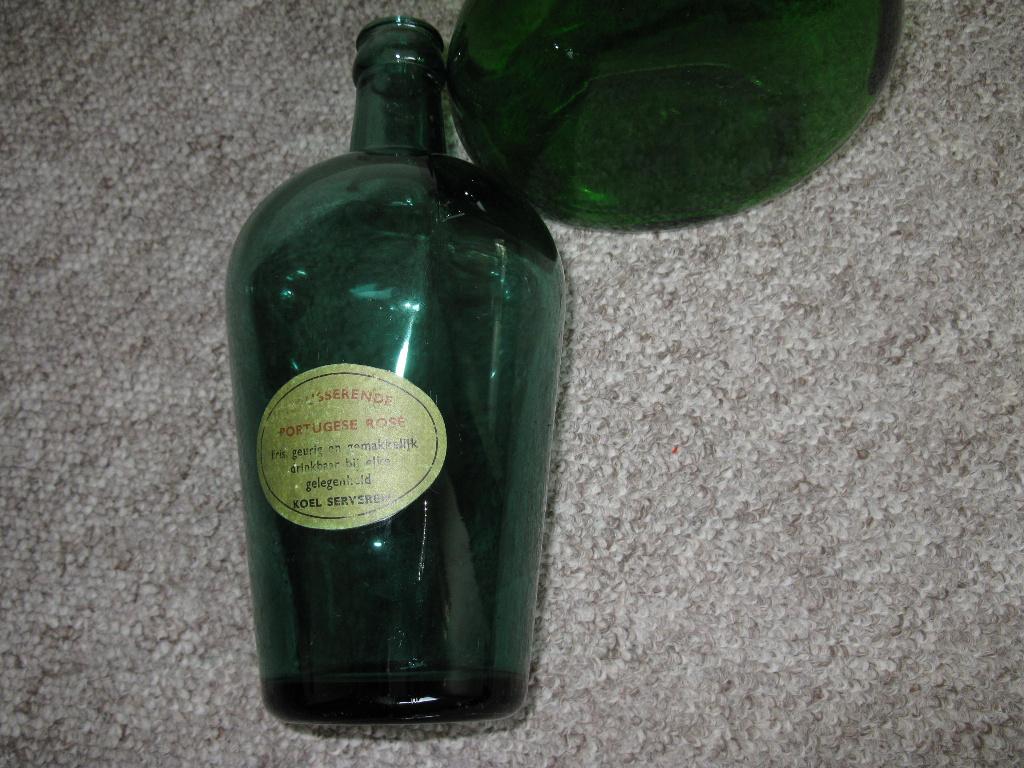 Groene glazen fles, Portugese rosé fles., Overige kleuren, Ophalen of Verzenden, Minder dan 50 cm, Glas