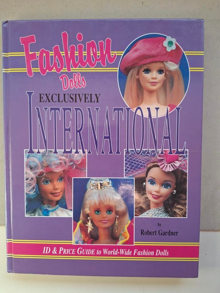 Fashion dolls exclusively international barbie verzamel boek, Verzenden, Zo goed als nieuw, Overige typen