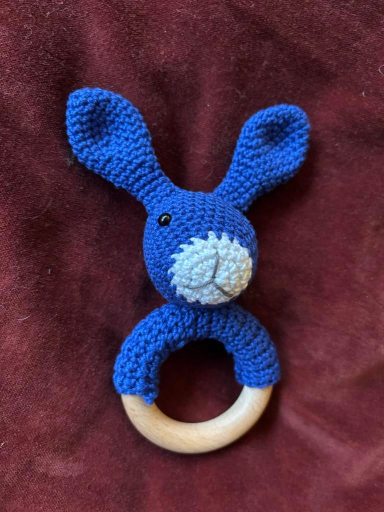 Handgemaakte blauwe konijn rammelaar, Ophalen of Verzenden, Nieuw, Rammelaar