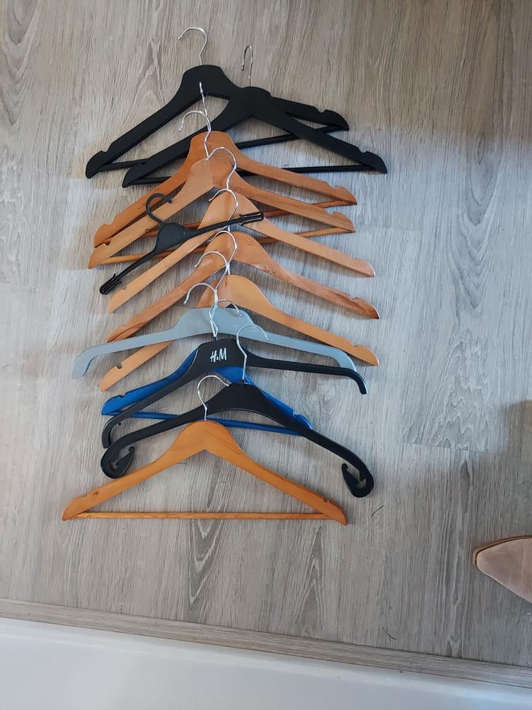 GRATIS  KLEDINGHANGERS, Kleding | Dames, Kledinghangers, Ophalen, Zo goed als nieuw, Kunststof, Kinderen en Volwassenen
