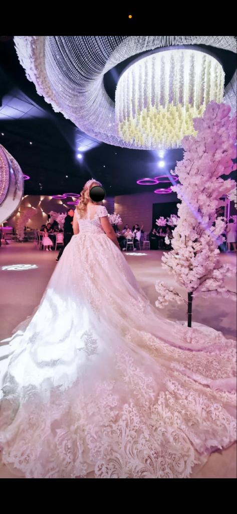 Elegante Bruidsjurk te Huur - Verstelbaar met vetersluiting, Ophalen of Verzenden, Zo goed als nieuw, Wit, Trouwjurk