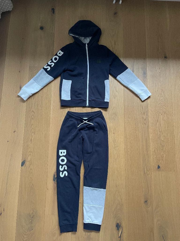 Jogging pak Hugo Boss maat 140 vest en broek, Zo goed als nieuw, Hugo Boss, Jongen, Ophalen