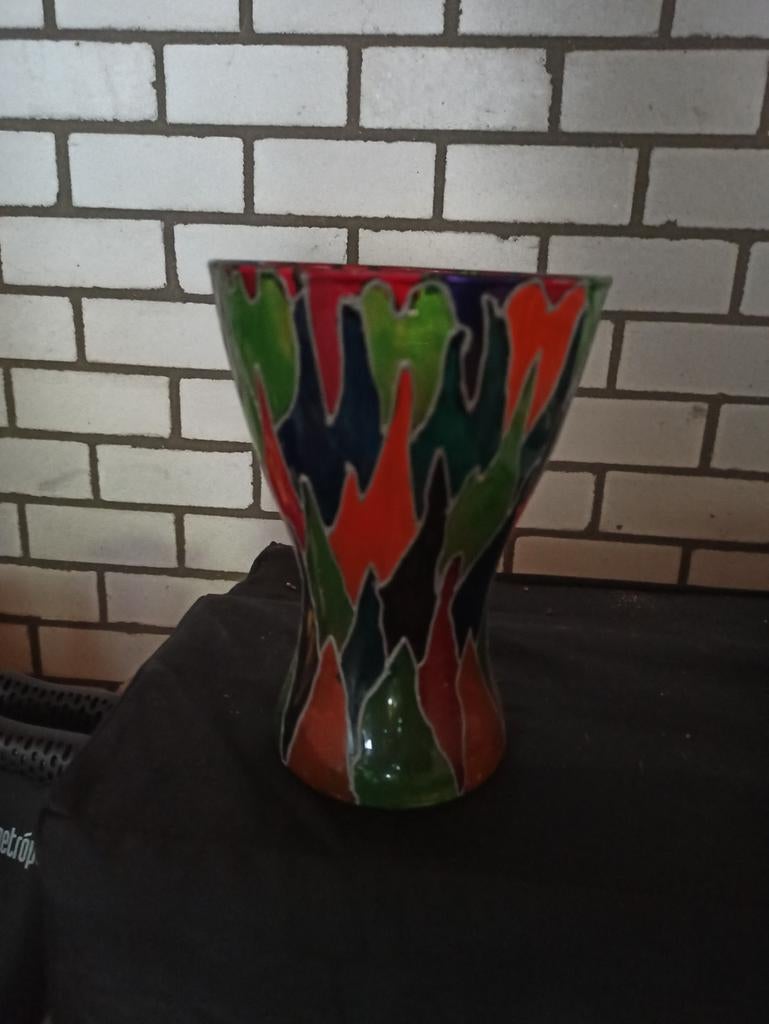 Mooie kleurige vaas ( geen glas in lood  ), Antiek en Kunst, Antiek | Vazen, Ophalen of Verzenden