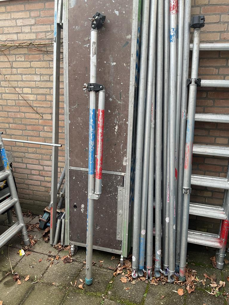 Smal Rolsteiger 70cm, 8.20m werkhoogte met uitwijkconsole, Doe-het-zelf en Verbouw, Steigers, Ophalen, Gebruikt, Rolsteiger of Kamersteiger