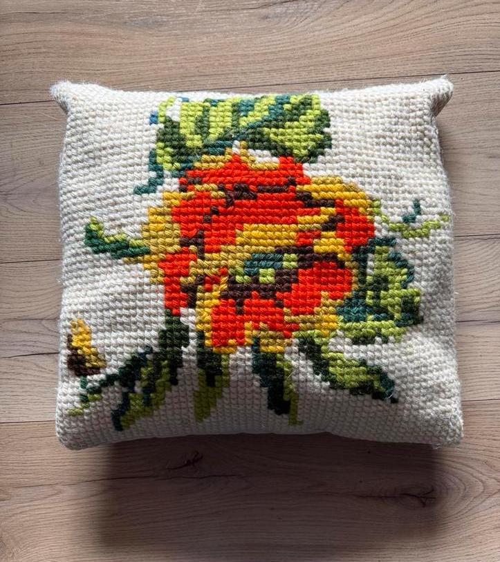 Vintage geborduurd kussen bloem, Ophalen of Verzenden, Zo goed als nieuw, Handborduren, Overige typen