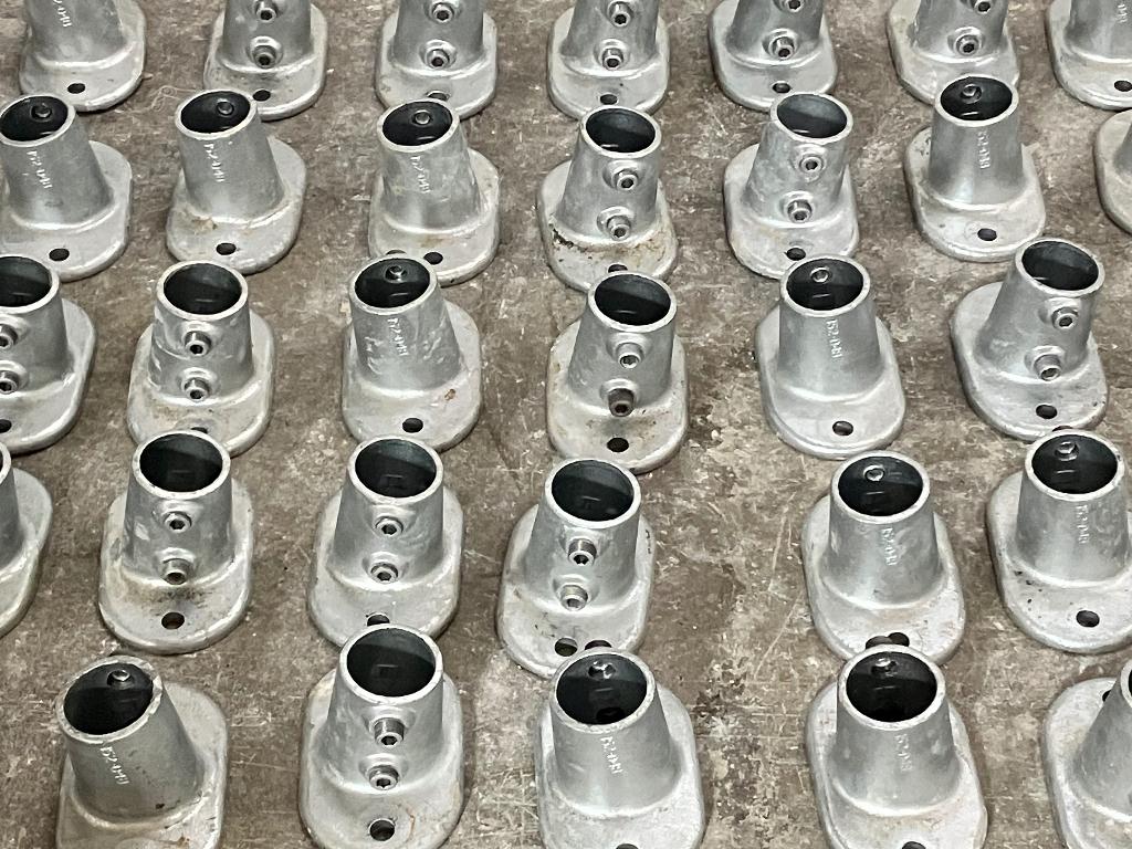 Steigerbuis 48 mm - voetplaat hoek 11 graden, Ophalen, Zo goed als nieuw, Minder dan 50 mm, Bouten of Moeren