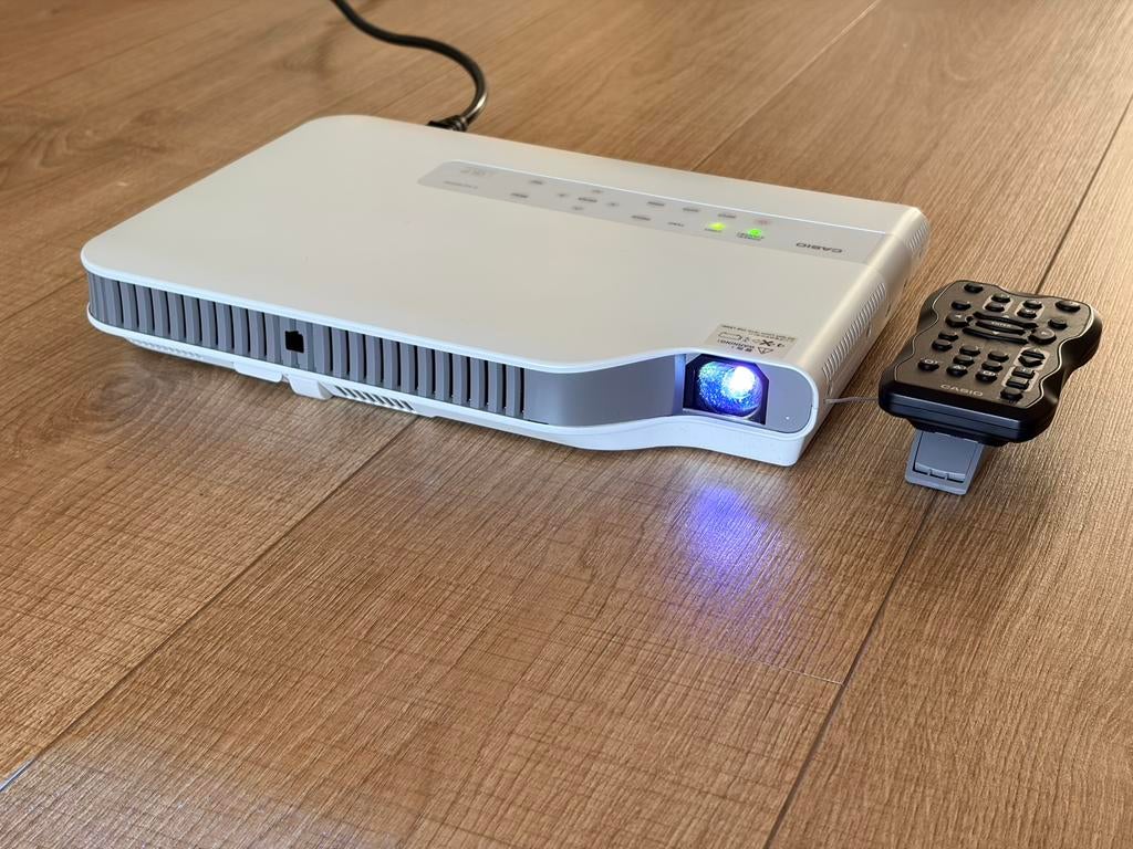 Casio XJ-A240V – HD Laser/LED beamer 2500 lumen – ultradun, Ophalen of Verzenden, Zo goed als nieuw, Tv en Weergevers