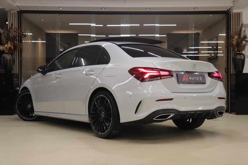 Mercedes-Benz A-klasse 200 AMG NAP /Pano/Carplay/Sfeerver/Bl, Gebruikt, Euro 6, 4 cilinders, Alcantara