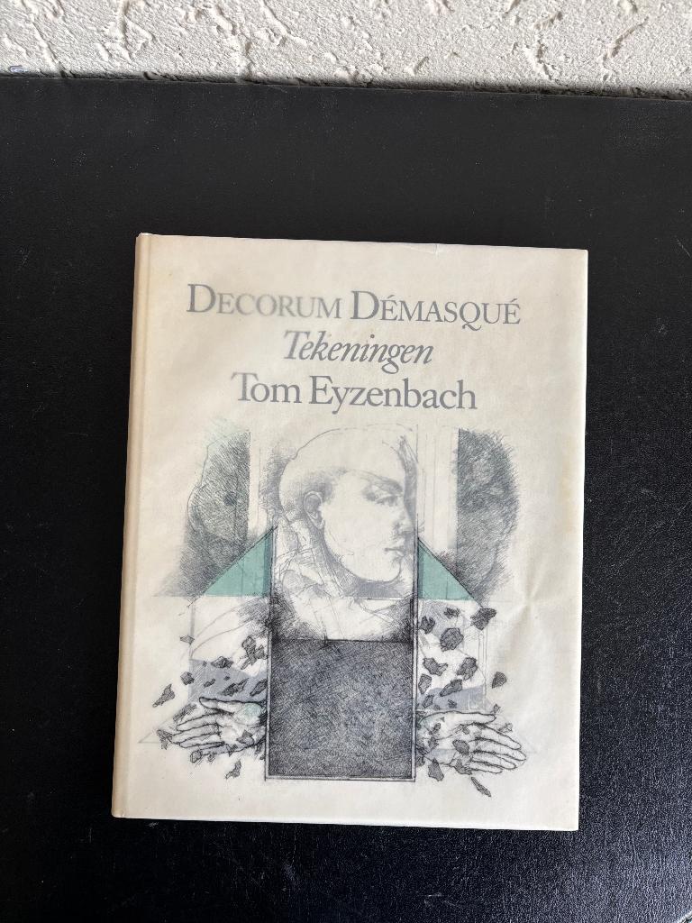 Tom Eyzenbach - Decorum Démasqué - 1982 - Gesigneerd, Gelezen, Ophalen of Verzenden, Nederland, Tom Eyzenbach