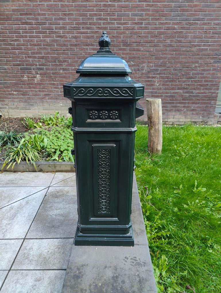 Engelse kolom brievenbus van Aluminium, Tuin en Terras, Brievenbussen, Ophalen, Zo goed als nieuw, Aluminium, Staande brievenbus