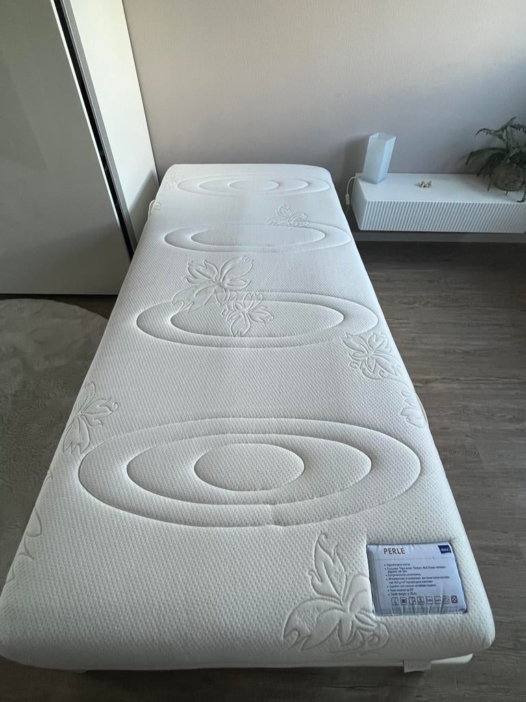 1 pers matras merk Ubica zgan, Ophalen, 90 cm, Eenpersoons, 210 cm