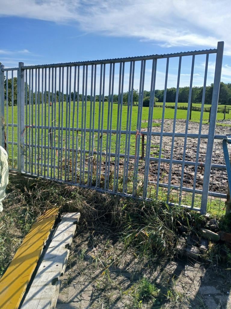 Twee zware ijzeren gegalvaniseerde hekken, Ophalen of Verzenden, IJzer
