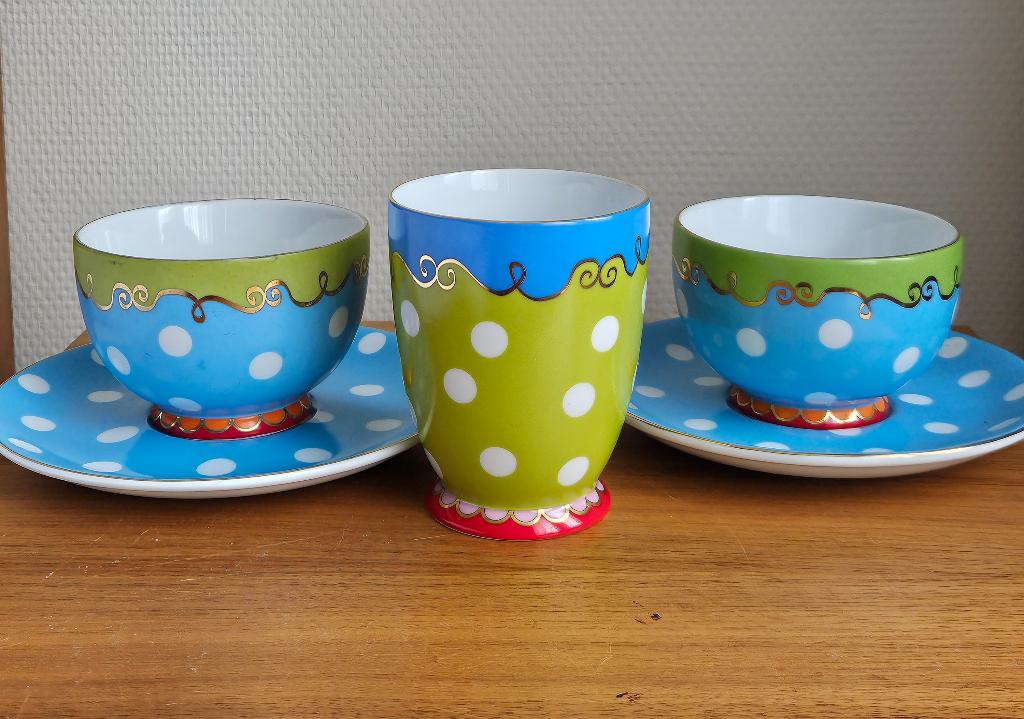 Twee oilily kop en schotels (groot) en één beker, Huis en Inrichting, Keuken | Servies, Ophalen, Nieuw, Overige stijlen, Kop(pen) en/of Schotel(s)