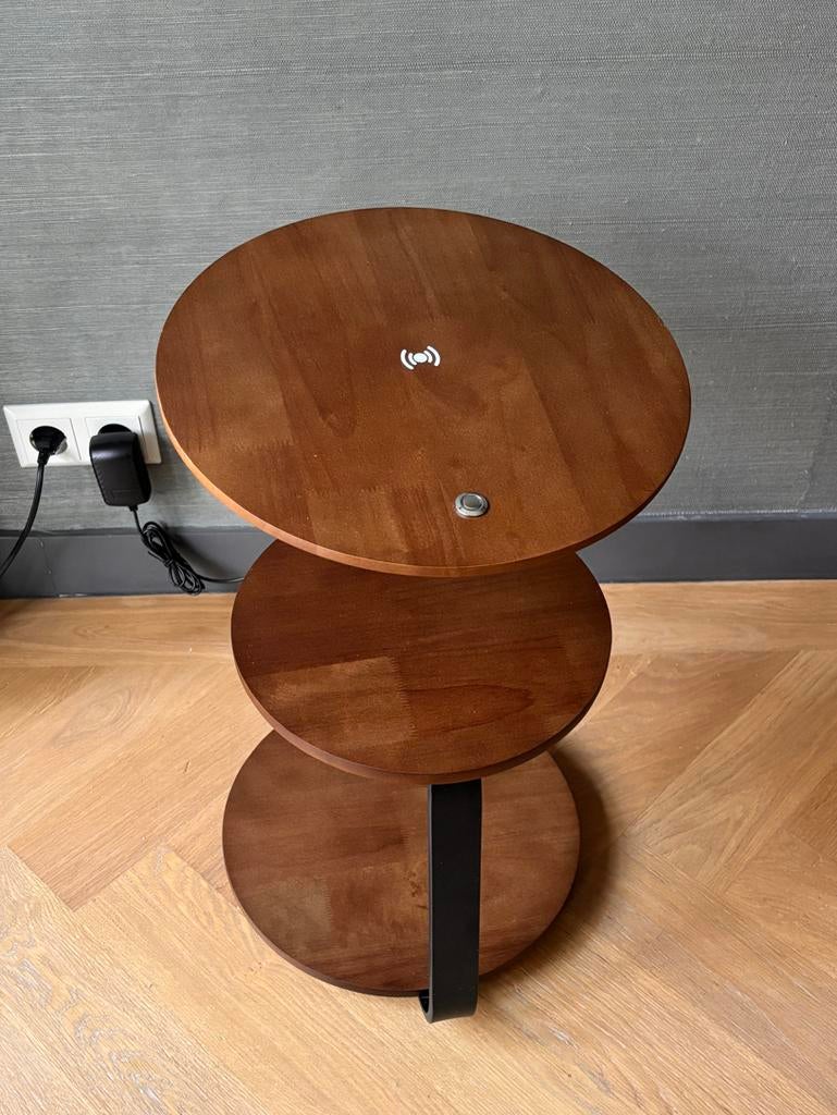 Stijlvolle nachttafel met nachtlamp en draadloze oplader, Huis en Inrichting, Tafels | Bijzettafels, Ophalen, Minder dan 55 cm