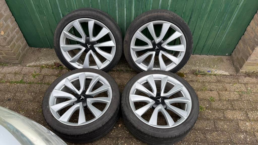 Originele Tesla Model 3 19” Sport Velgen + TPMS, Auto-onderdelen, Gebruikt, Banden en Velgen, 235 mm, Personenwagen