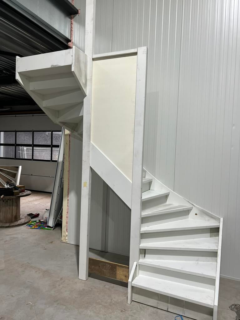 Halfslag trap3020 hoog dichte, Doe-het-zelf en Verbouw, Ladders en Trappen, Ophalen, Zo goed als nieuw, 2 tot 4 meter