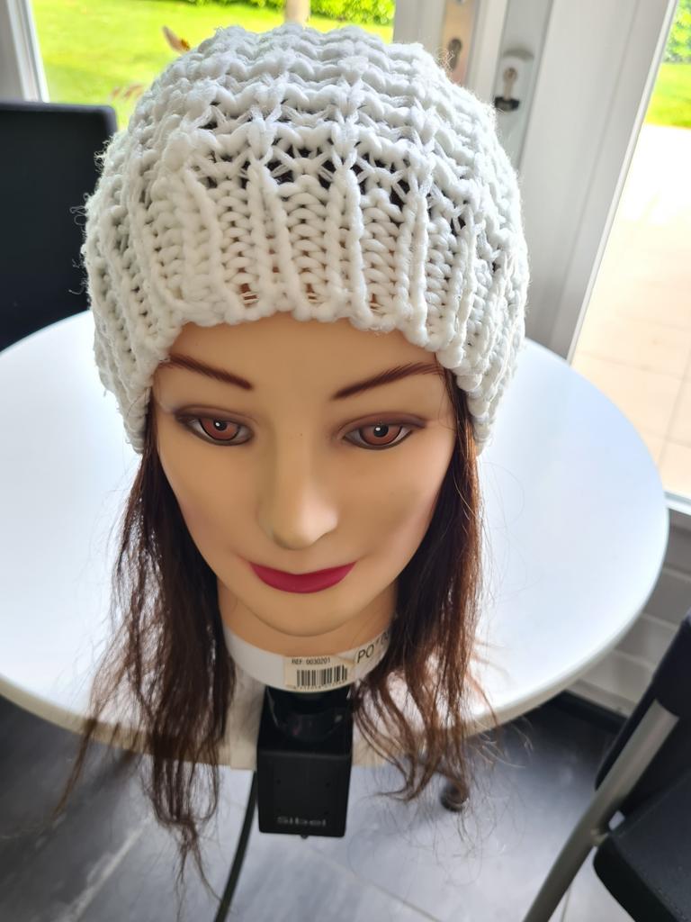 Off white warne muts/baret - grof breisel - als nieuw, Ophalen of Verzenden, Zo goed als nieuw, Maat 38/40 (M), Muts