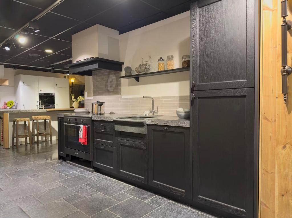 Showr keuken eiken hout, stenen blad, fornuis, Huis en Inrichting, Keuken | Complete keukens, Ophalen, Zwart, Enkelwandige keuken