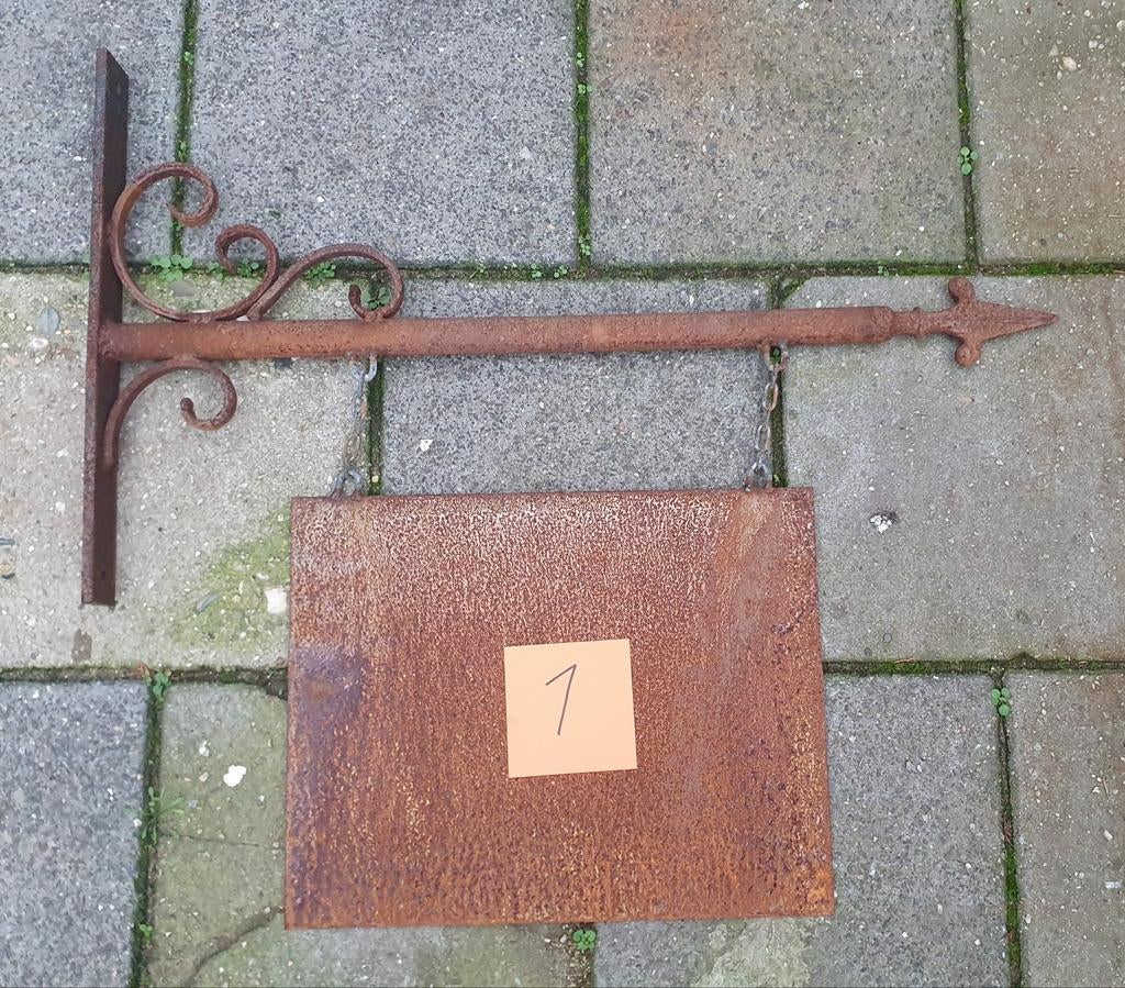 Meedere smeedijzeren uithangborden met gietijzer punt., Antiek en Kunst, Antiek | Gereedschap en Instrumenten, Ophalen of Verzenden