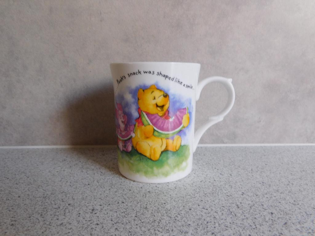Mok Fine Bone China Play Away Pooh Disney Kingsbury, Ophalen of Verzenden, Zo goed als nieuw, Overige stijlen, Kop(pen) en/of Schotel(s)