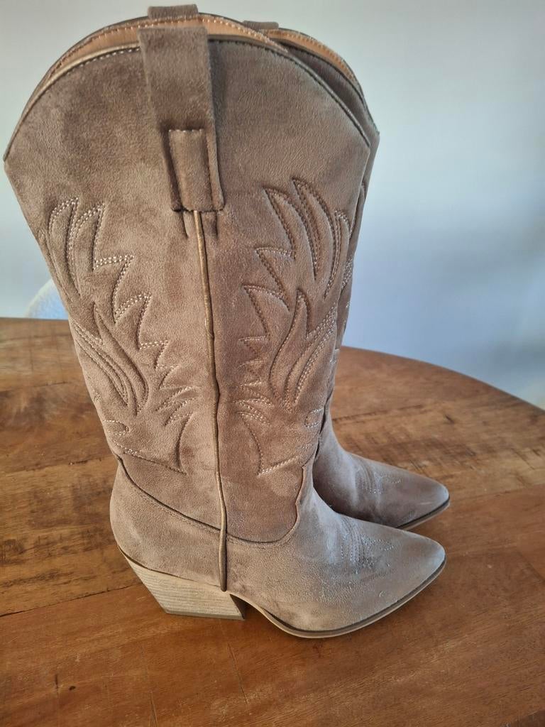 Beige Cowboylaarzen Suedine van Shoeby. Maat 39, Hoge laarzen, Beige, Ophalen of Verzenden, Zo goed als nieuw