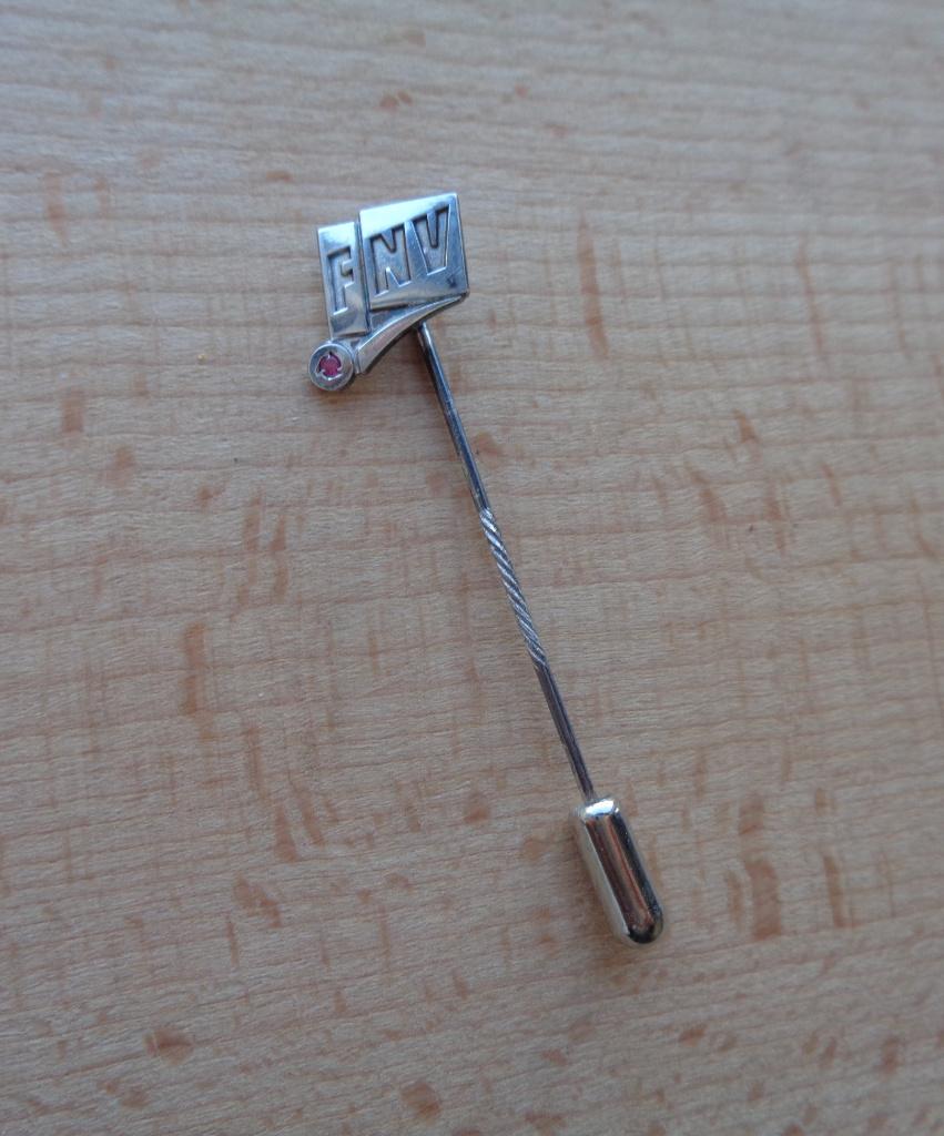 zilveren pinspeld FNV met robijn [131], Verzenden, Zo goed als nieuw, Overige onderwerpen, Speldje of Pin