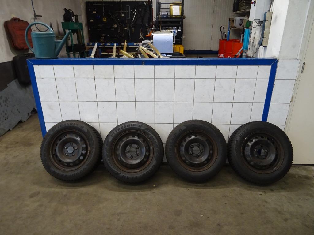 WINTERBANDEN: KIA Venga Goodyear UltraGrip-8 195/65/R15, Auto-onderdelen, Banden en Velgen, Ophalen, Gebruikt, 15 inch, Banden en Velgen