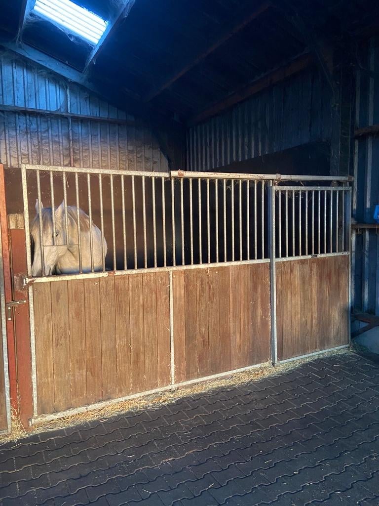 3 Voorwanden van Corton, Stalling