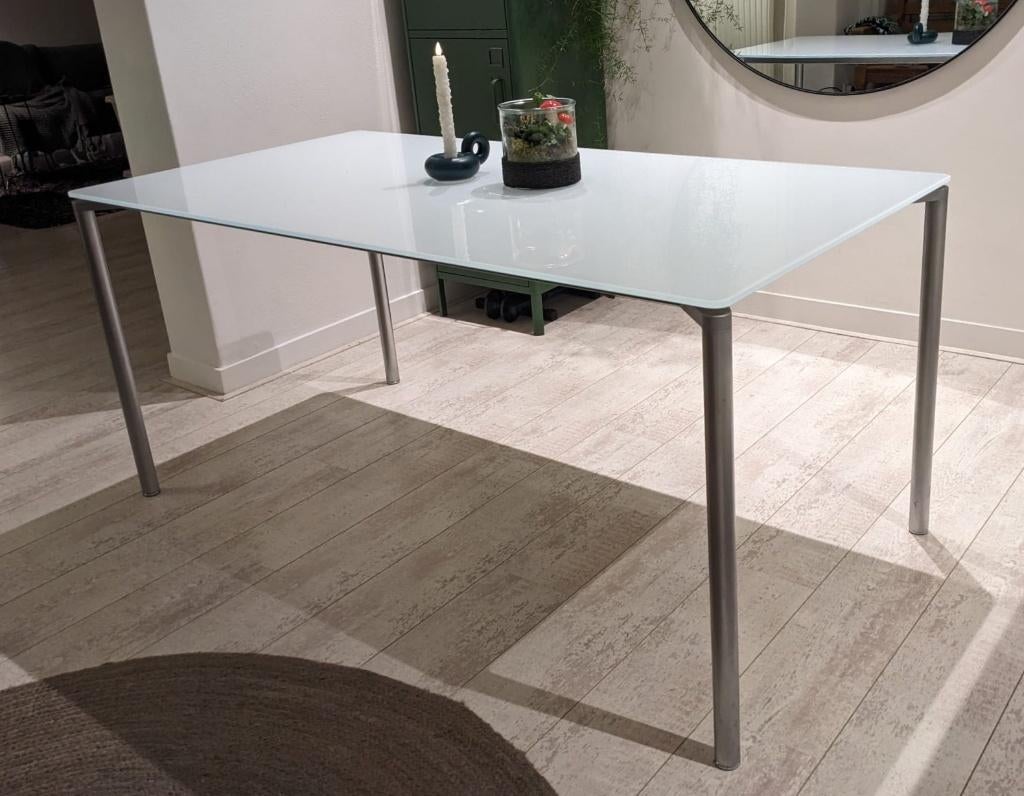 Eettafel -RVS poten -glazen blad -Fritz Hansen, Huis en Inrichting, Tafels | Eettafels, Ophalen, Gebruikt, 50 tot 100 cm, Glas