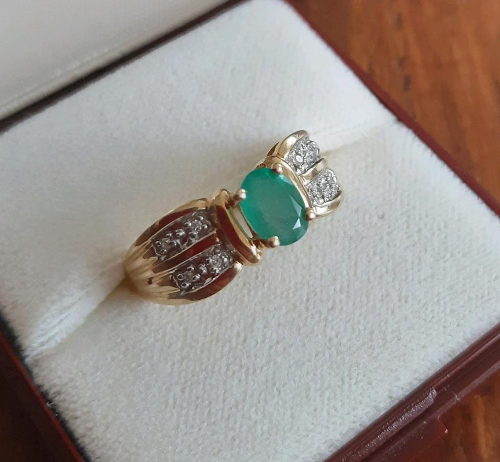 14 karaat gouden ring met smaragd en diamanten, 18 tot 19, Verzenden, Zo goed als nieuw, Dame