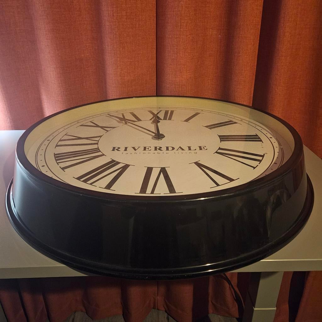 Grote klok (Riverdale), Huis en Inrichting, Woonaccessoires | Klokken, Ophalen of Verzenden, Zo goed als nieuw, Analoog, Wandklok